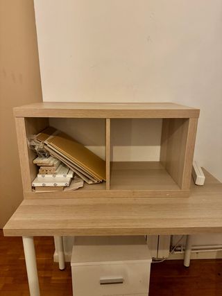 Kallax color madera con cajones blancos sin montar