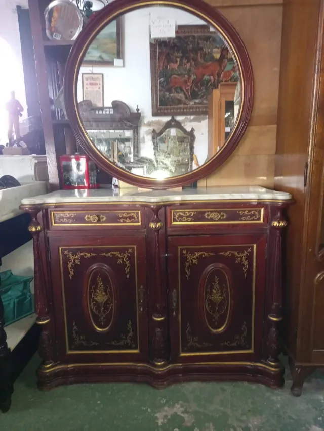 Recibidor de mármol con espejo estilo Napoleón