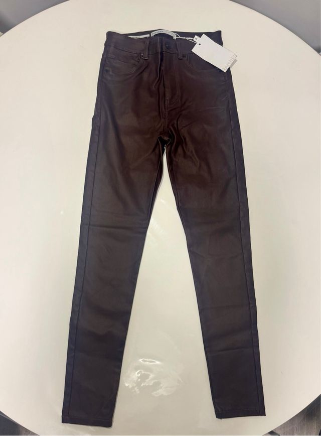 Pantalones Bershka efecto piel marrones