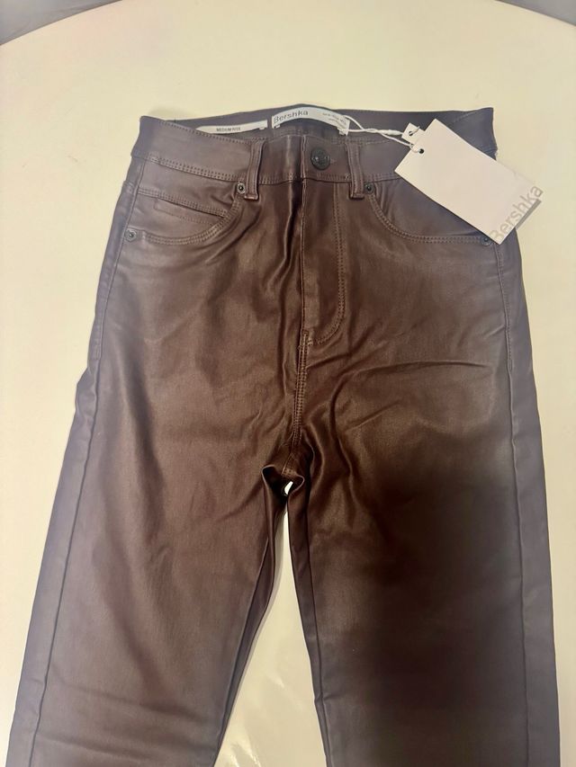 Pantalones Bershka efecto piel marrones