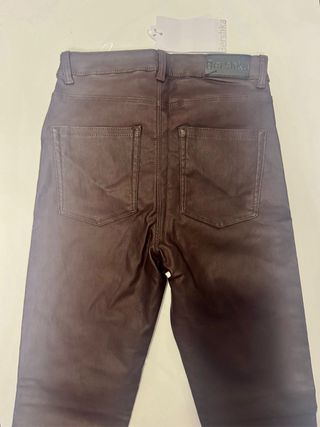 Pantalones Bershka efecto piel marrones