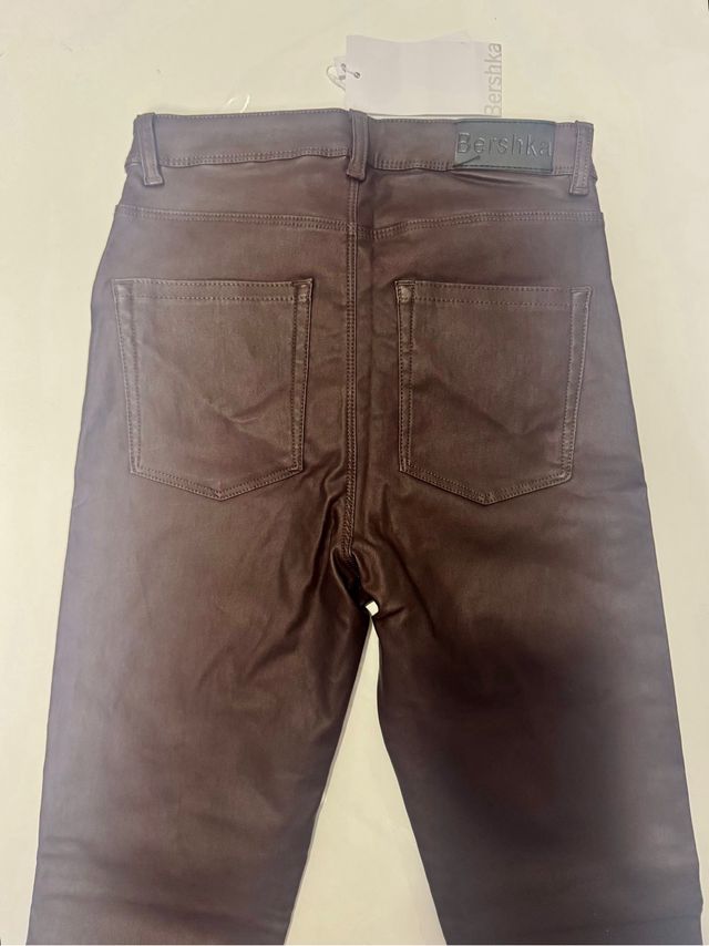 Pantalones Bershka efecto piel marrones