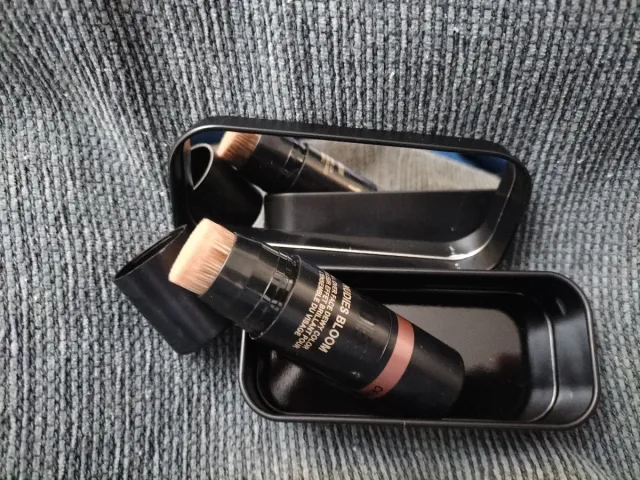 Colorete Nudestix con brocha