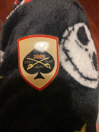 Pin de escarapela con espadas cruzadas