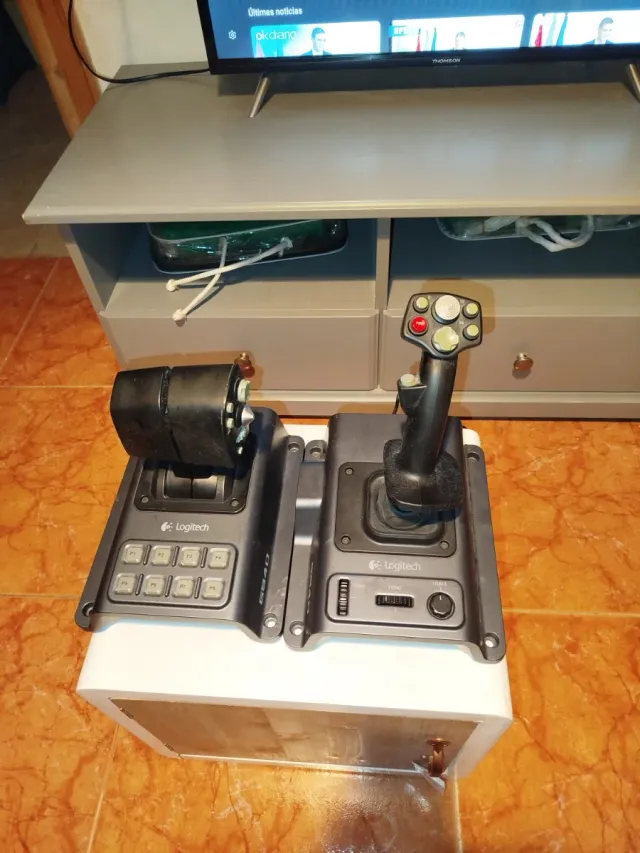 Logitech Flight Simulator Joystick y Acelerador