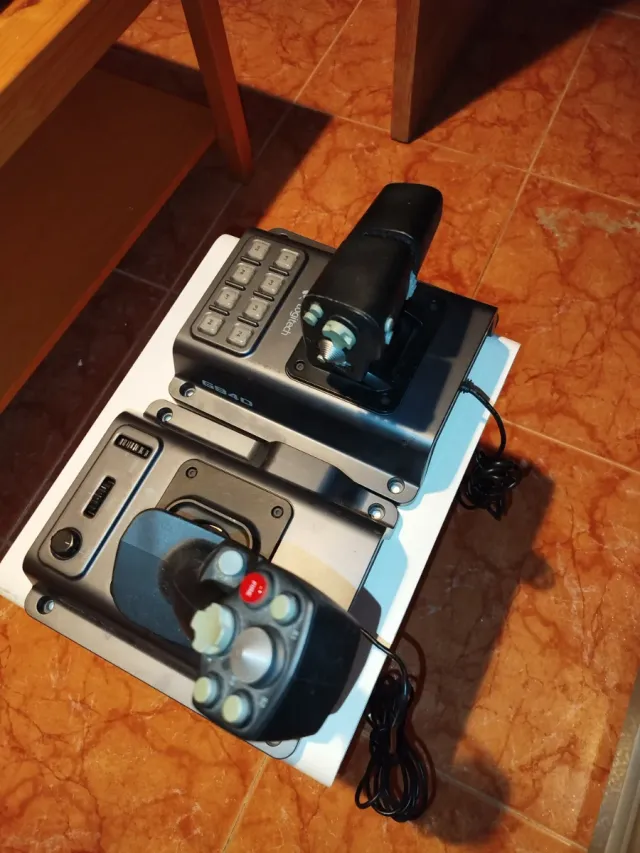 Logitech Flight Simulator Joystick y Acelerador