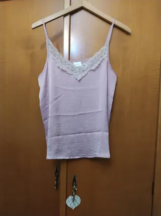 Camiseta lencera rosa con encaje