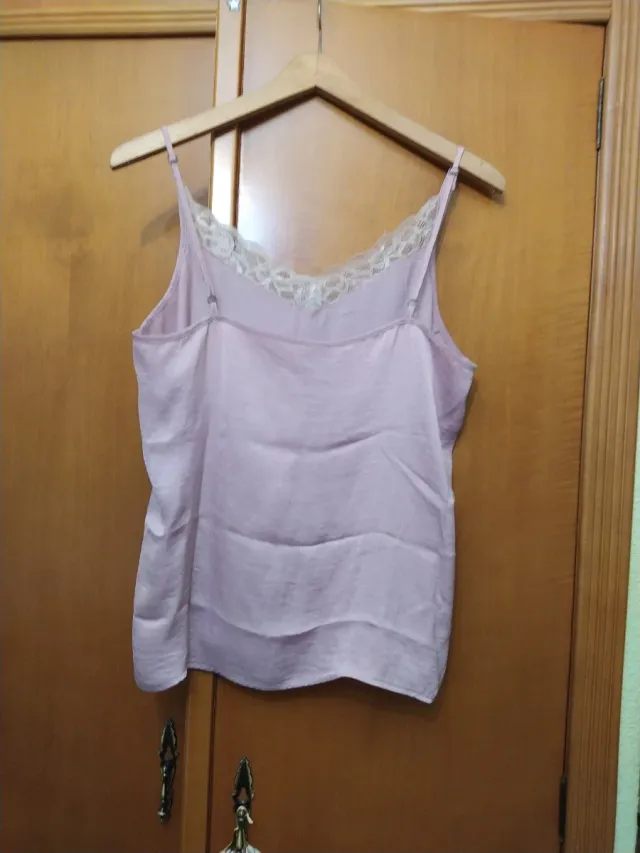 Camiseta lencera rosa con encaje