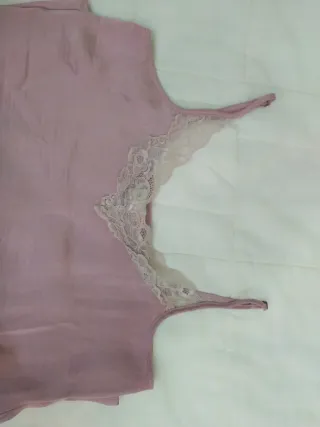 Camiseta lencera rosa con encaje