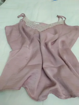 Camiseta lencera rosa con encaje