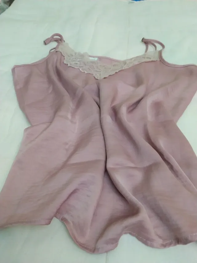 Camiseta lencera rosa con encaje