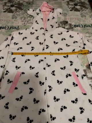 Bata de niña con estampado de pandas