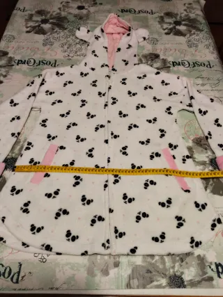 Bata de niña con estampado de pandas