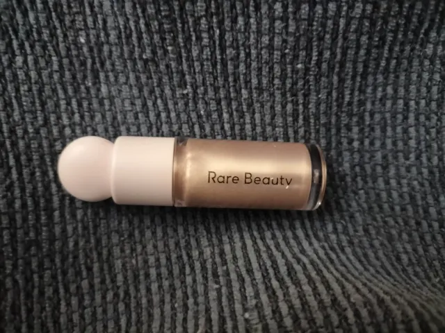 Iluminador Rare Beauty Dorado