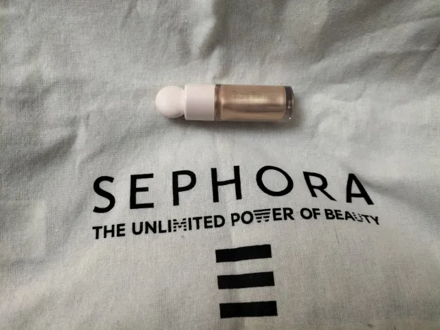 Iluminador Rare Beauty Dorado