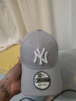Gorra New Era 9FORTY Gris y Blanca Ajustable