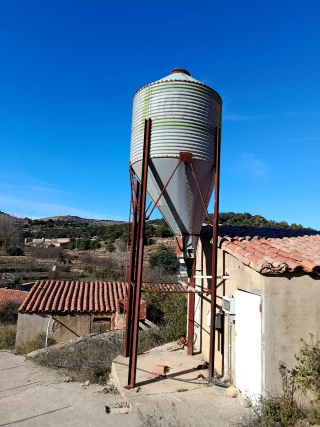 Silo de pienso metalico
