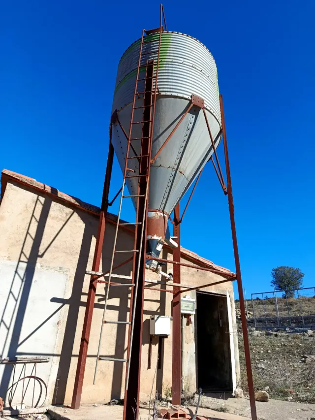 Silo de pienso metalico