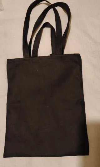 Bolsa de tela negra con bordado