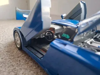 Bugatti EB110 1/18