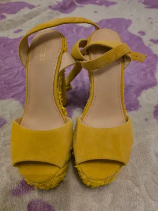 Sandalias Guess Amarillas