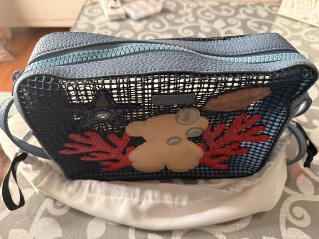 Bandolera Tous azul y roja con apliques