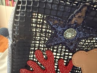 Bandolera Tous azul y roja con apliques