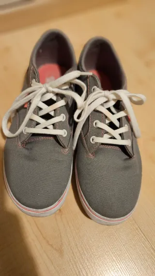 Zapatillas Vans Grises con Detalles Rosas