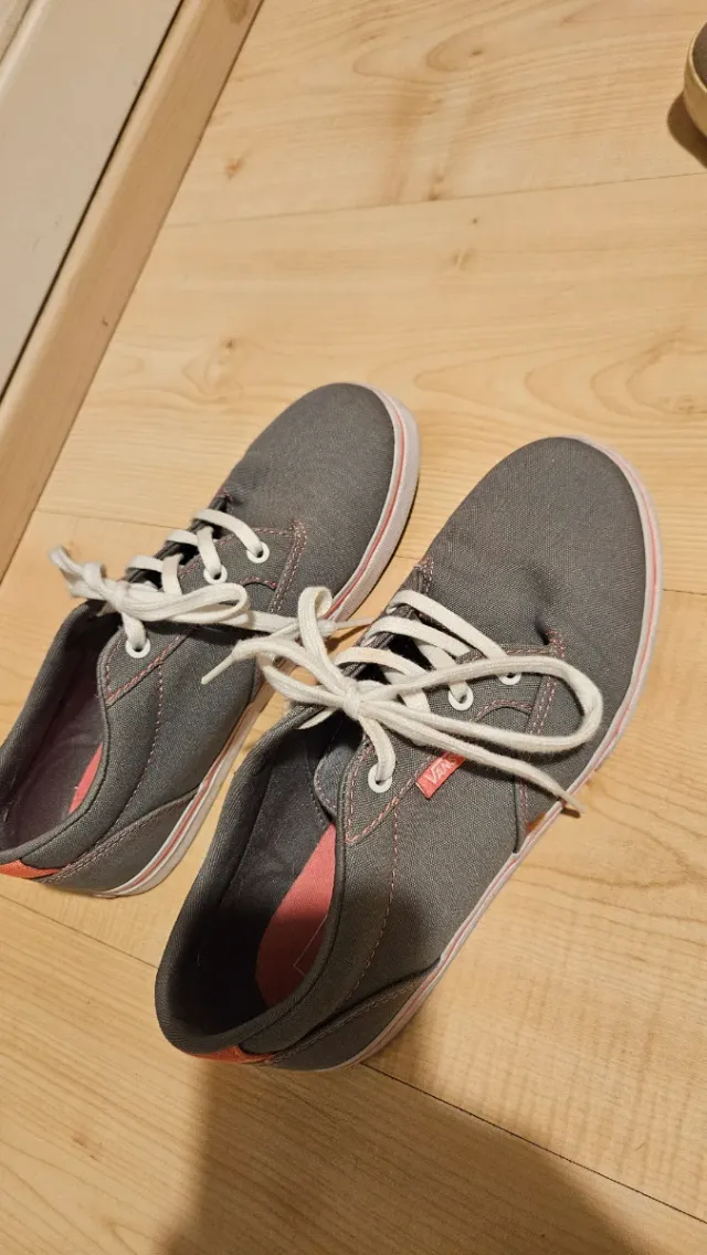 Zapatillas Vans Grises con Detalles Rosas