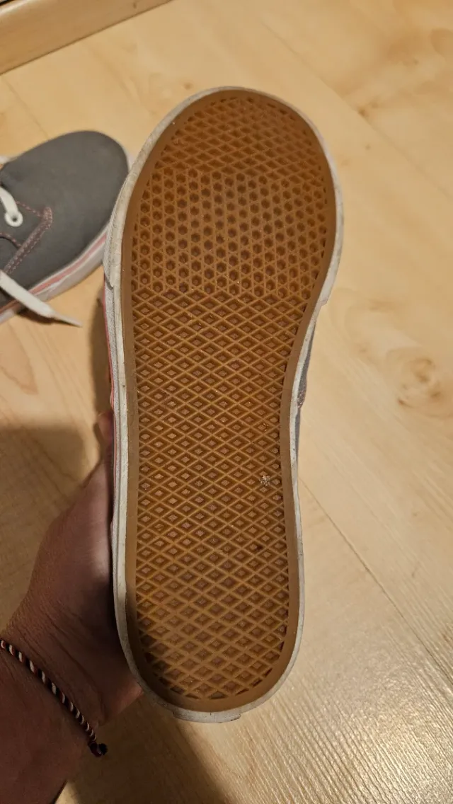 Zapatillas Vans Grises con Detalles Rosas