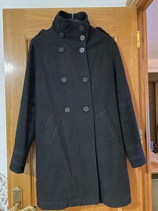 Abrigo negro de paño con vuelo