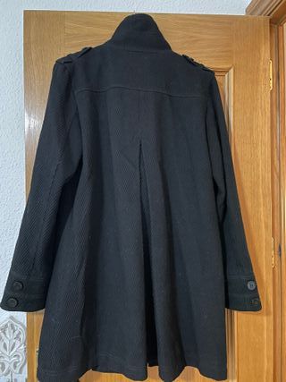 Abrigo negro de paño con vuelo