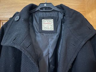 Abrigo negro de paño con vuelo