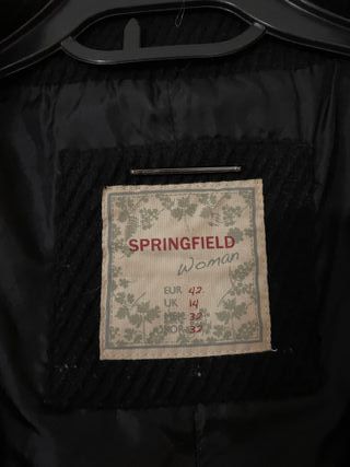 Abrigo negro de paño con vuelo