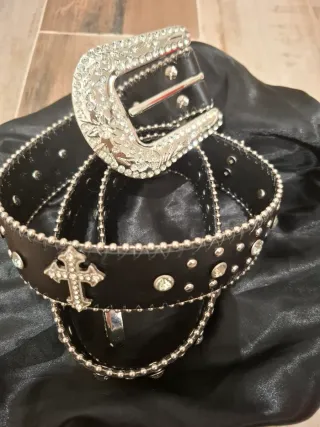 Cinto com pedras pretas e prateadas