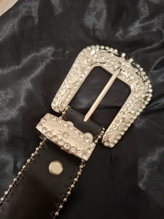 Cinto com pedras pretas e prateadas