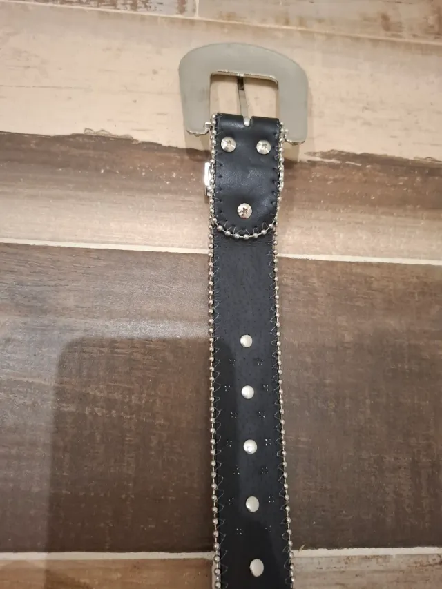 Cinto com pedras pretas e prateadas