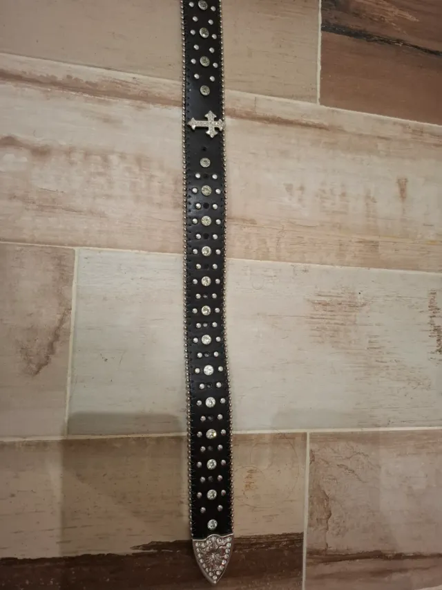 Cinto com pedras pretas e prateadas