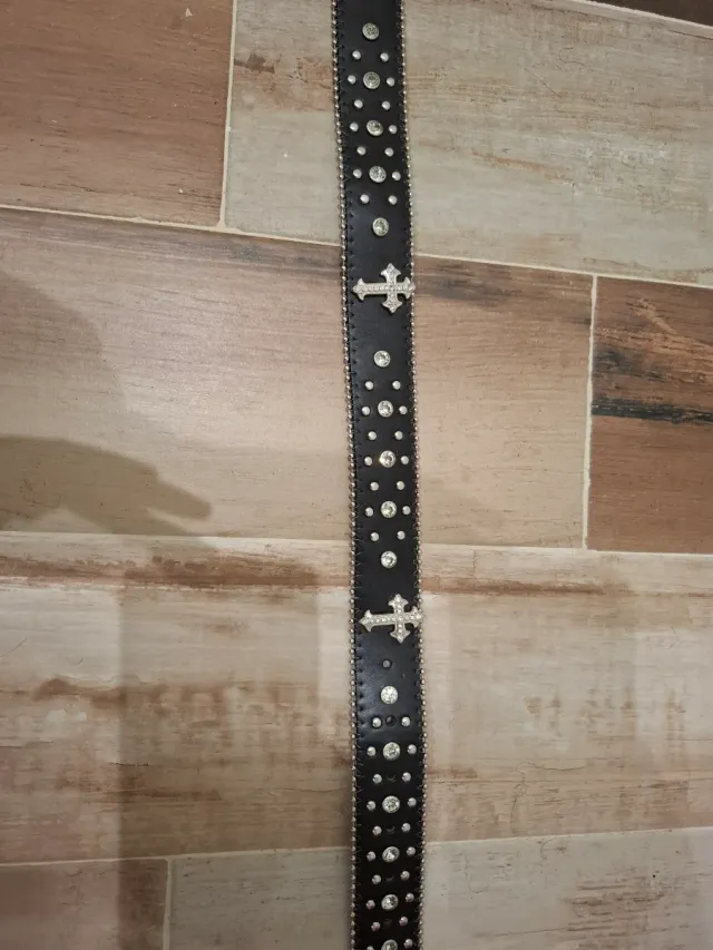 Cinto com pedras pretas e prateadas