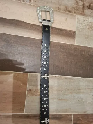 Cinto com pedras pretas e prateadas