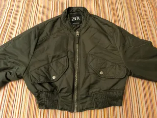 Cazadora bomber corta Zara verde militar Talla XS