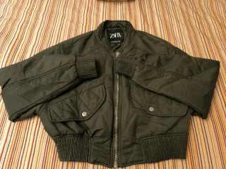 Cazadora bomber corta Zara verde militar Talla XS