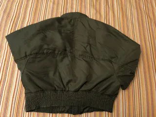 Cazadora bomber corta Zara verde militar Talla XS