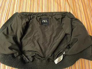 Cazadora bomber corta Zara verde militar Talla XS