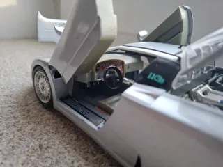 Bugatti EB110 1/18