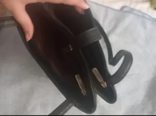 Bolso de piel negro con logo VG