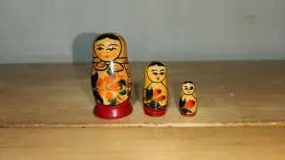 Matrioske russe in legno intagliate e dipinte a mano