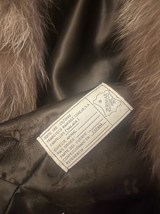 Abrigo de piel marrón y blanco