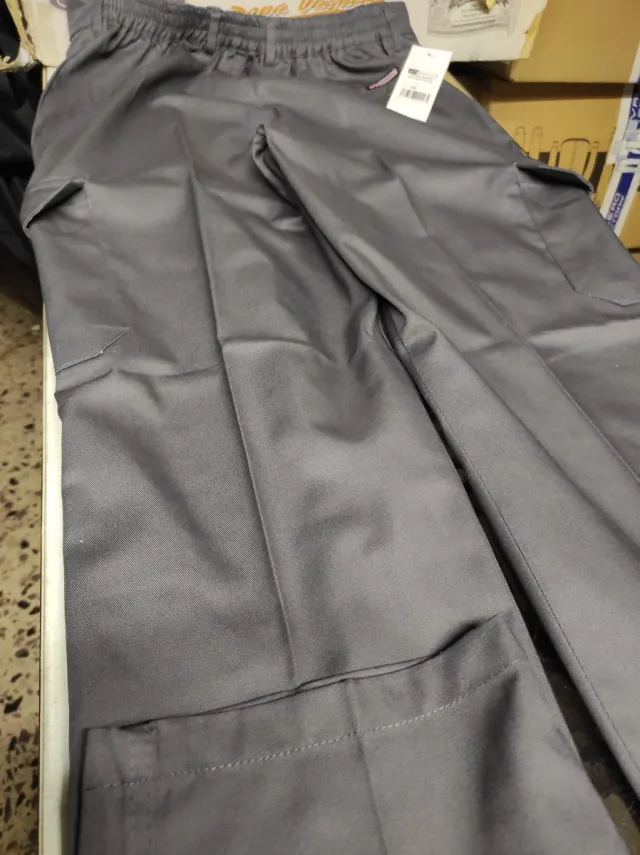 Pantalón laboral multibolsillos hombre gris