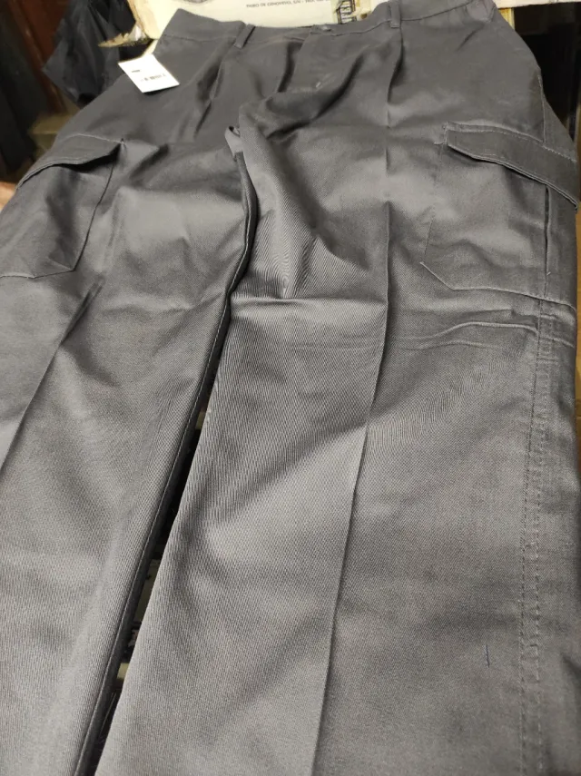 Pantalón laboral multibolsillos hombre gris